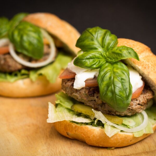 Hamburguesas poco hechas: una moda con riesgos para la salud