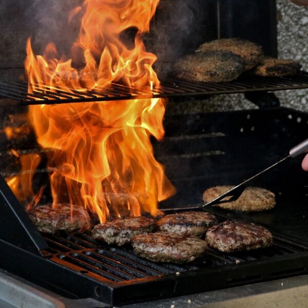 ¡Prepara la mejor barbacoa con rocas volcánicas este verano con la calidad de Cash Gaymo!
